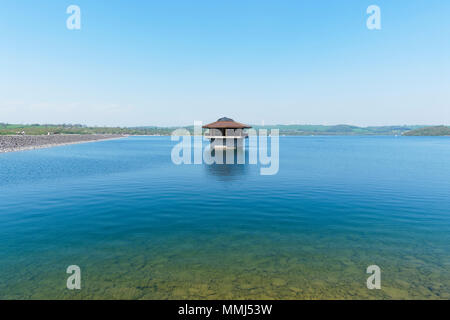 In den ruhigen, klaren, rippled Wasser des Carsington Reservoir, in Derbyshire, ist ein Holz und Beton Wasser control tower. Stockfoto