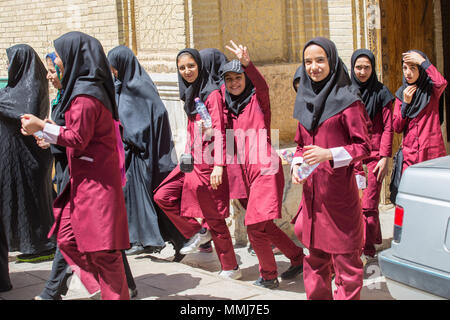 SHIRAZ, IRAN - 26. APRIL 2015: Nicht identifizierte junge Studentinnen aus der Schule in Uniform, in Schiraz, Iran Stockfoto