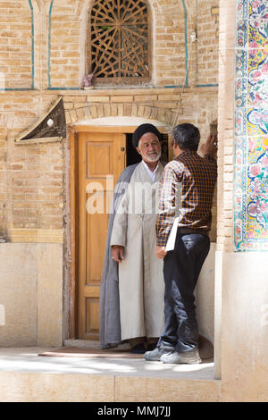 SHIRAZ, IRAN - 26. APRIL 2015: Religiöse unbekannte Männer in Schiraz, Iran Stockfoto