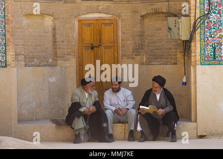 SHIRAZ, IRAN - 26. APRIL 2015: Religiöse unbekannte Männer in Schiraz, Iran Stockfoto