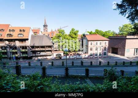 Blick auf das Münster in der Front sind die Wartung Workshops für die Kirche. Stockfoto