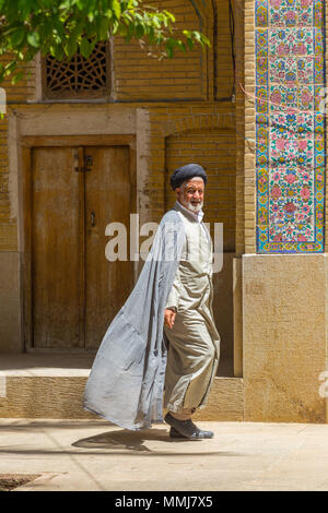 SHIRAZ, IRAN - 26. APRIL 2015: Religiöse unbekannter Mann in Schiraz, Iran Stockfoto