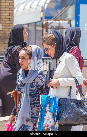 SHIRAZ, IRAN - 26. APRIL 2015: Nicht identifizierte Frauen in Schiraz, Iran Stockfoto