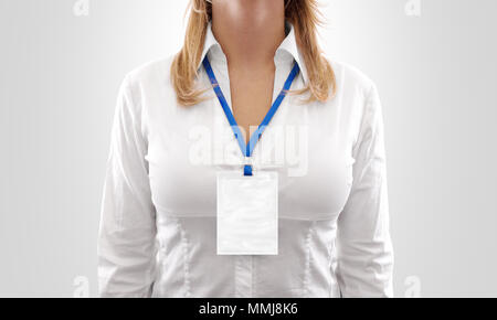 Frau tragen große leere weiße vertikale Abzeichen Mockup, stand isoliert. Namensschild an Hals und Brust. Person Identität label. Frauen in Uniform Shirt mit leeren ID-Karte mock up. Bussinesswoman lanyard Design. Stockfoto