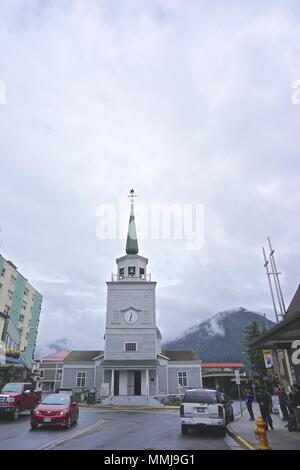 Sitka, Alaska, USA: Leute auf der Straße zu Fotografieren, zwei Seeadler (Haliaeetus leucocephalus) auf den Turm von St. Michael's Cathedral. Stockfoto