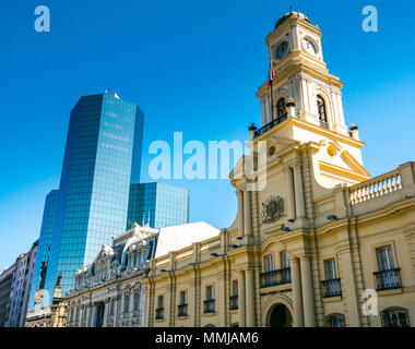 Historische National History Museum und Post Gebäude mit modernen Wolkenkratzer aus Glas, Plaza de Armas, Santiago, Chile, Südamerika Stockfoto