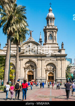 Die Menschen wandern vor der Metropolitan Kathedrale, Plaza de Armas, Santiago, Chile, Südamerika Stockfoto