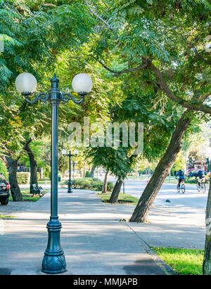 Pedro de Valdivia Straße, ruhig, am Ostersonntag und geschlossen Autos für allgemeine Erholung mit Radfahrern und altmodische Lamp Post Stockfoto