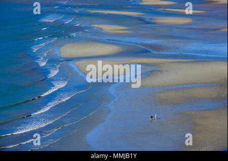 Touristen zu Fuß durch Ebbe in den Abel Tasman National Park, South Island, Neuseeland Stockfoto