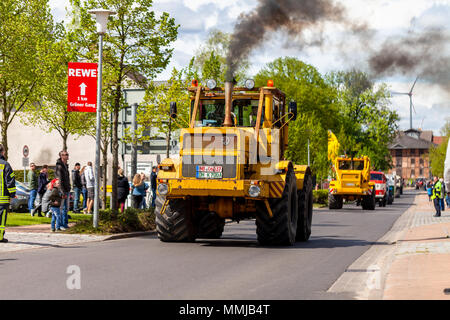 Alt Reddevitz MECKLENBURG-VORPOMMERN - Mai 1, 2018: Russische Kirowez K700 Traktor fährt auf der Straße in einem Oldtimer Show Stockfoto