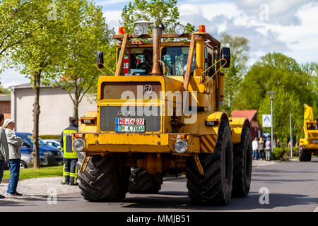 Alt Reddevitz MECKLENBURG-VORPOMMERN - Mai 1, 2018: Russische Kirowez K700 Traktor fährt auf der Straße in einem Oldtimer Show Stockfoto