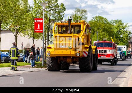 Alt Reddevitz MECKLENBURG-VORPOMMERN - Mai 1, 2018: Russische Kirowez K 700 ein Traktor fährt auf der Straße in einem Oldtimer Show Stockfoto