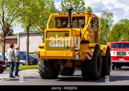 Alt Reddevitz MECKLENBURG-VORPOMMERN - Mai 1, 2018: Russische Kirowez K 700 ein Traktor fährt auf der Straße in einem Oldtimer Show Stockfoto