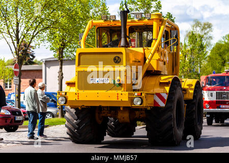 Alt Reddevitz MECKLENBURG-VORPOMMERN - Mai 1, 2018: Russische Kirowez K 700 ein Traktor fährt auf der Straße in einem Oldtimer Show Stockfoto