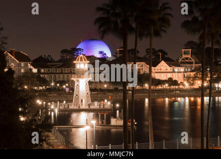 Nacht blau beleuchtete Raumschiff Erde und Epcot Promenade von einem Balkon im Dolphin Hotel gesehen. Leuchtturm & bunte Wasser Reflexionen. Stockfoto