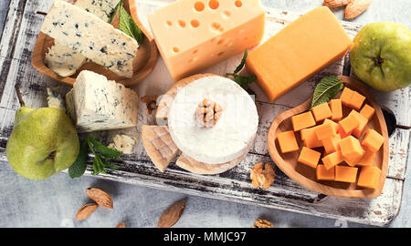 Verschiedene Arten von Käse auf rustikalen Holzbrett. Stockfoto