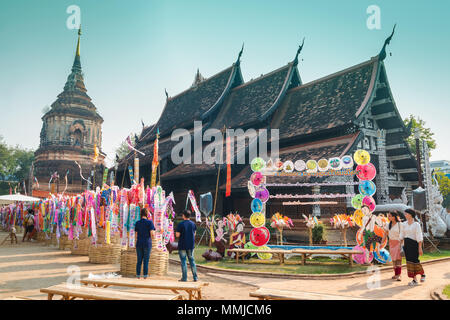 CHIANGMAI, THAILAND - 14 April: Songkran Festival ist in einem traditionellen Tag des Neuen Jahres gefeiert, nicht identifizierte Personen sind kommt zu decorat tung in Wat L Stockfoto