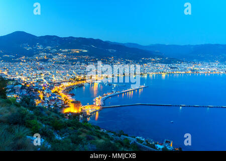 Blick auf den Hafen von Alanya in der Nacht. Türkei Stockfoto