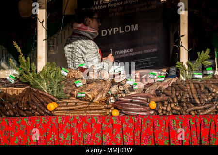 Traditionelle Fleischerzeugnisse auf Weihnachtsmarkt stand in Krakau, Polen Stockfoto