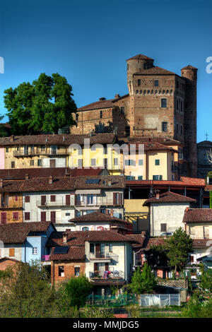 Langhe - Blick auf die Altstadt von Diano, um dem mittelalterlichen Schloss, in der Nähe von Alba, in den Langhe, Provinz Cuneo, Piemont, Norditalien. Stockfoto