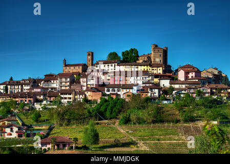 Langhe - Diano - Blick auf die Altstadt von Diano, in den Langhe, surmonted durch das Schloss. Provinz Cuneo, Piemont, Norditalien, Europa. Stockfoto