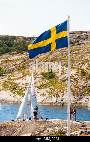 Schwedische Flagge in einer Badestelle am Meer Stockfoto