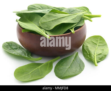 Frischer Spinat in einer Schüssel über weißem Hintergrund Stockfoto