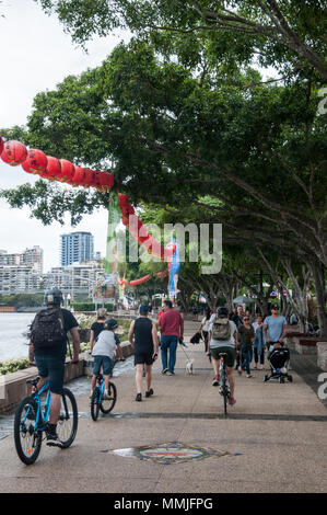 Radfahrer und Fußgänger teilen sich eine Uferpromenade an der South Bank, Brisbane, Queensland, Australien Stockfoto