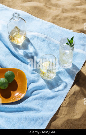 Picknick am Strand, Aperitif mit Gin auf den Felsen und Gin Lemon. Bunte pop Stil Stockfoto