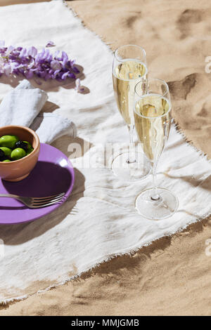 Picknick am Strand mit Prosecco calix und Oliven Stockfoto