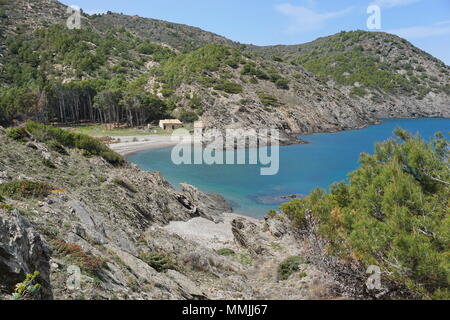 Spanien Mittelmeer Cove mit alten Fischer Zuflucht im Naturpark Cap de Creus, Cala Tavallera, El Port de la Selva, Katalonien, Costa Brava Stockfoto