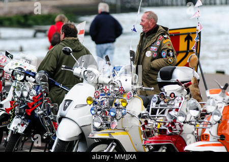 Southend, England - 17. April 2017. Scooter Enthusiasten zeigen Ihre mod Stil Motorroller. Stockfoto