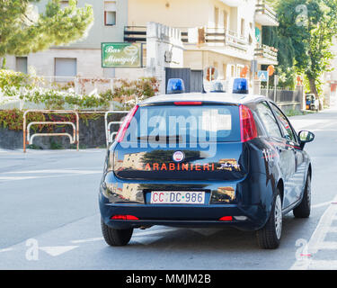 Die italienische Polizei Sicherheit Auto auf den Straßen der kleinen Stadt Italyan Stockfoto