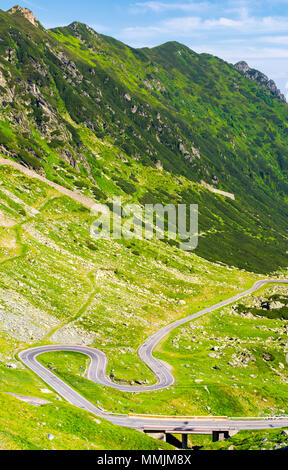 Legendäre Transfagarasan Straße in den rumänischen Bergen. wicklung Serpentine unter den grasbewachsenen Hügeln an einem sonnigen Morgen Stockfoto