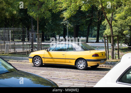 Geparkten gelben Auto auf der Straße in Mailand, Italien am Tag. Stockfoto