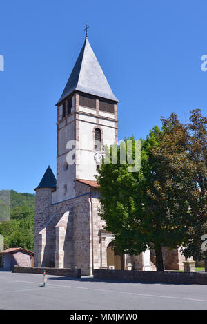 Kirche und Bäume in Saint-Etienne-de-Baigorry, eine französische Gemeinde im Departement Pyrénées-Atlantiques im Südwesten Frankreichs, in der gleichen Zeit in t entfernt Stockfoto