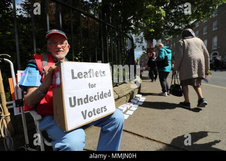 Ein Volunteer, der Abdankung ein Nein Hände Sie Flyer, um die Menschen für die Aufhebung der Achte Änderung der irischen Verfassung, die sich in einem Referendum am 25. Mai beschlossen, gemeinsam für ja Sitz in Dublin heute. Stockfoto