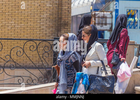 SHIRAZ, IRAN - 26. APRIL 2015: Nicht identifizierte Frauen in Schiraz, Iran Stockfoto