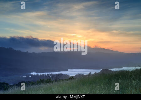 Neblig trüb Sonnenuntergang über Crystal Springs Reservoir als von einem Vista Point off Highway 280 im Frühjahr gesehen. Stockfoto