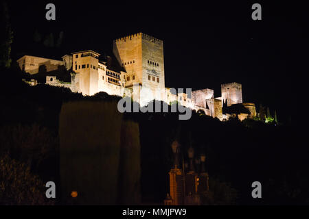 Nachtansicht der berühmten Alhambra in Granada von Albaicin Viertel, Spanien Stockfoto