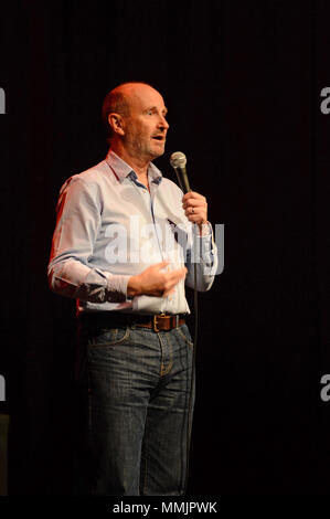 Fred MacAulay ist ein schottischer Schauspieler. 18 Jahre lang, bis zum März 2015 präsentierte er eine tägliche BBC Schottland radio show. Er isonstage hier in Shetland Stockfoto