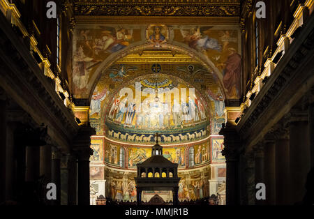 Rom, Italien, 4. März 2017: Innenraum der Basilika Santa Maria in Trastevere in Rom Stockfoto