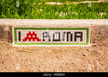 Rom, Italien, 4. März 2017: "ich Rom' mit einem Mosaik auf einem Schritt in der Nähe der maximalen Circus in Rom geschrieben Liebe Stockfoto