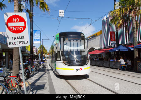 Melbourne, Australien: 07 April, 2018: Eine elektrische Straßenbahn Blätter Acland Straße Straßenbahn-Haltestelle in St Kilda. Nur Straßenbahnen sind über die gesamte Länge der Acland St erlaubt Stockfoto