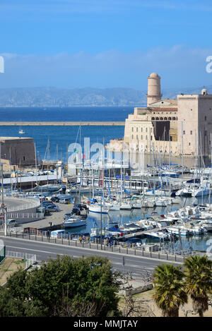 Fort Saint Jean und Marina am Eingang des Vieux Port oder den alten Hafen von Marseille Provence Stockfoto