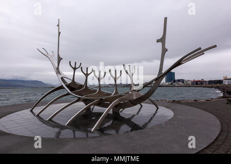 Die Sun Voyager ist eine Skulptur von Jón Gunnar Árnason, der neben dem saebraut Straße in Reykjavík, Stockfoto