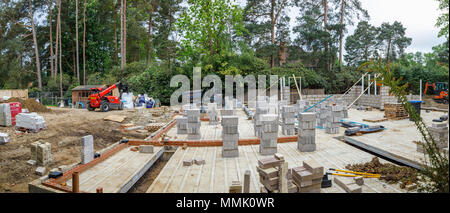 Breeze Blöcke auf dem Boden von einem neuen Haus im Bau auf einem Wohngebiet Vorstadt Garten infill Baustelle, Surrey, Südost England gestapelt Stockfoto