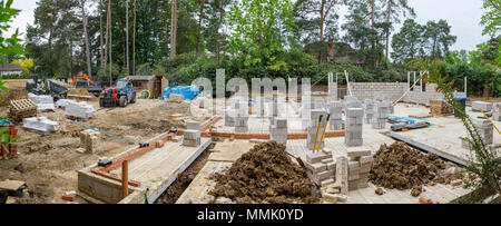 Breeze Blöcke auf dem Boden von einem neuen Haus im Bau auf einem Wohngebiet Vorstadt Garten infill Baustelle, Surrey, Südost England gestapelt Stockfoto