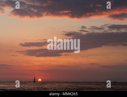 Segelboot bei Sonnenuntergang, Redondo Beach, Los Angeles, Kalifornien Stockfoto