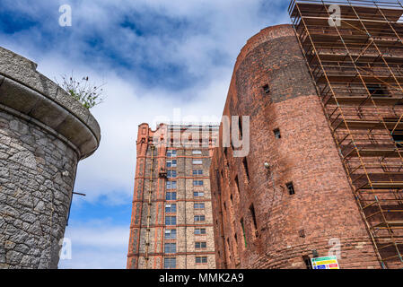 Renovierungsarbeiten im Süden Warehouse (1852-55) und Stanley Dock Tobacco Warehouse (1901) Regent Road, Liverpool, Merseyside, England, UK April 2018. Stockfoto